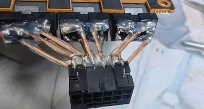 Reddit 神人把老卡改 12V-2×6 接口，这手工活看得我血压飙升