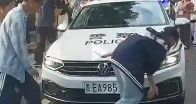 警车985车牌快被摸到包浆