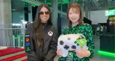 日本美女主持晒 XBOX 发布会现场图，还和新任女 CEO 合了影
