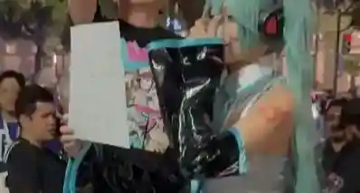 ??? 美国漫展上Coser公然兜售”新鲜足汁”? 什么洗脚水？
