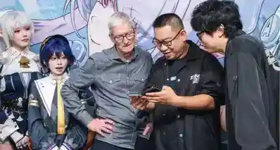 《绝区零》官宣适配 iPhoneDuo，库克和《绝区零》制作人振宇合影
