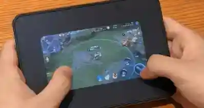 适配翻车！iPhone Duo运行《王者荣耀》出现大面积黑边