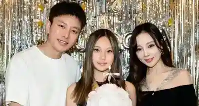 贾乃亮和李小璐一起给女儿甜馨过14岁生日