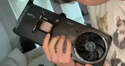 买家录制完整RTX 5090开箱，发现里面没有GPU也没有PCB