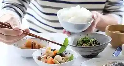 日本年轻人流行”取消吃饭”:两天一顿的背后,不只是省钱